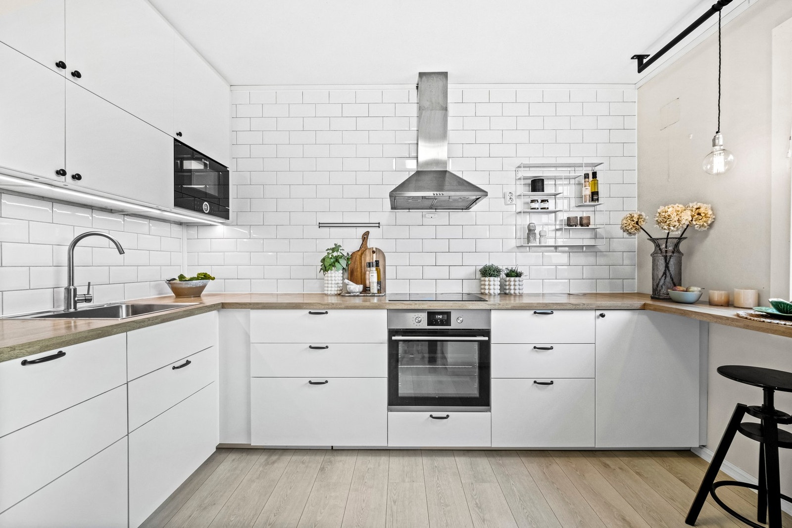 Kjøkkenet har en pen standard og har godt med skap- og benkeplass. Galleribilde