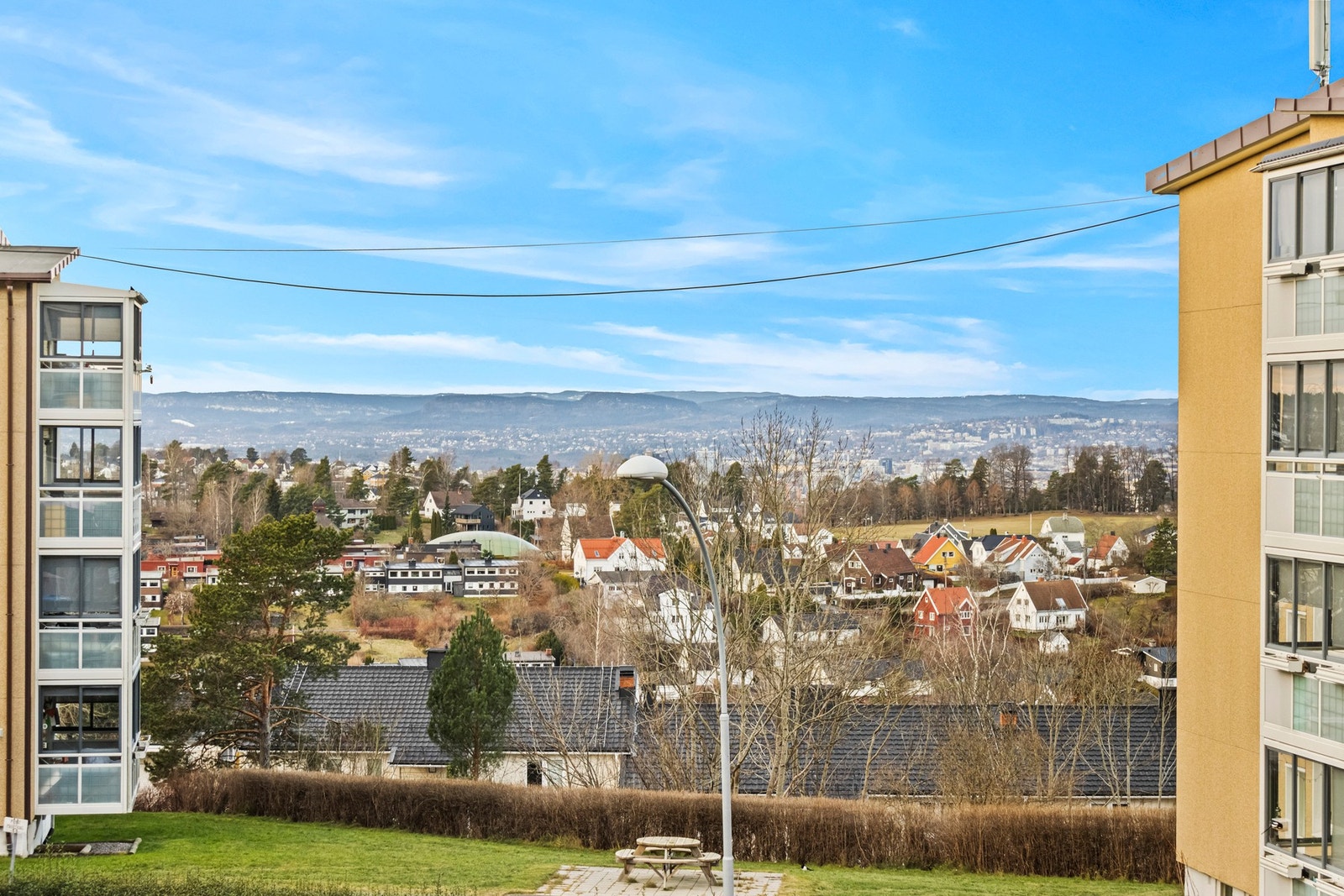 Utsikten fra balkongen strekker seg over området og deler av byen. Det er heller ikke noe innsyn. Galleribilde