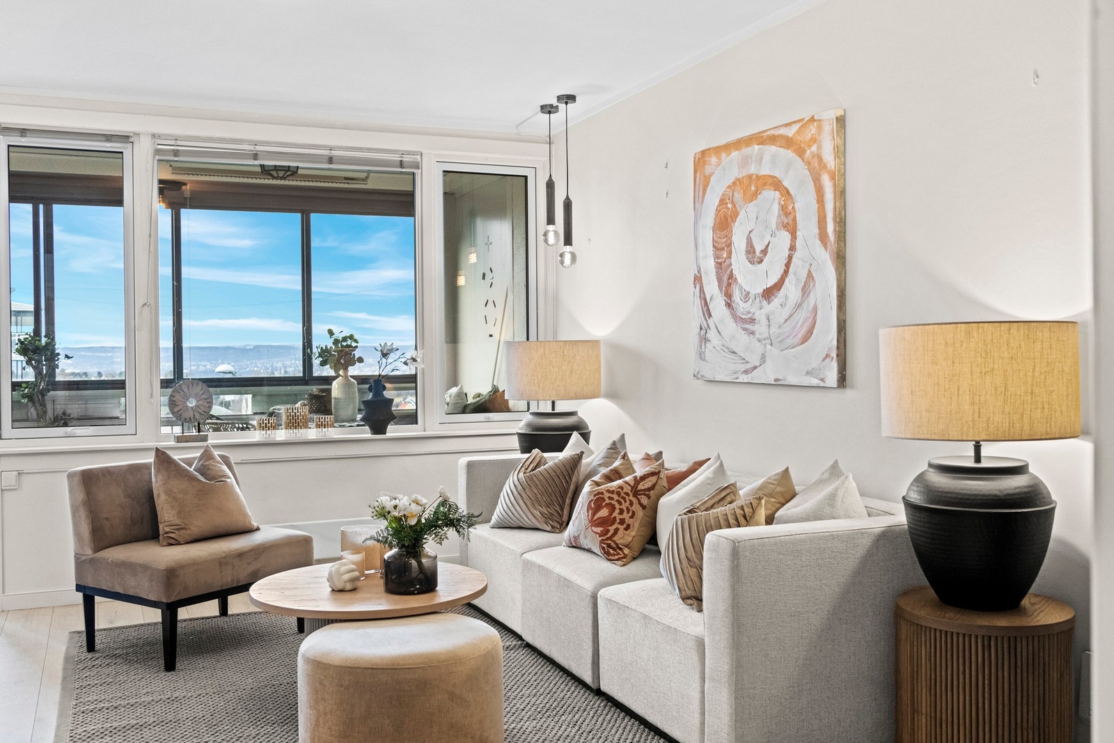 Leiligheten har en fin utsikt over nærområdet og deler av byen Galleribilde