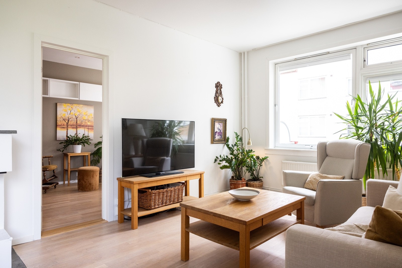 Med hjørnebeliggenhet og store vindusflater på tre sider får man rikelig med naturlig lys i hele stuen. Stuen oppleves som meget lys og innbydende med velholdte overflater og tidsriktige fargevalg. Galleribilde