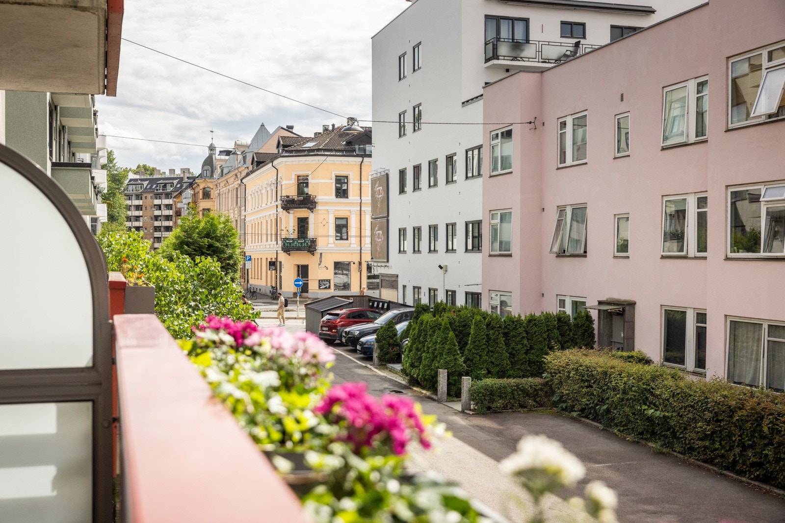 Her bor man supersentralt, samtidig tilbaketrukket i en rolig sidegate i et ettertraktet nabolag, med kort vei til alt sentrum har å tilby. Galleribilde