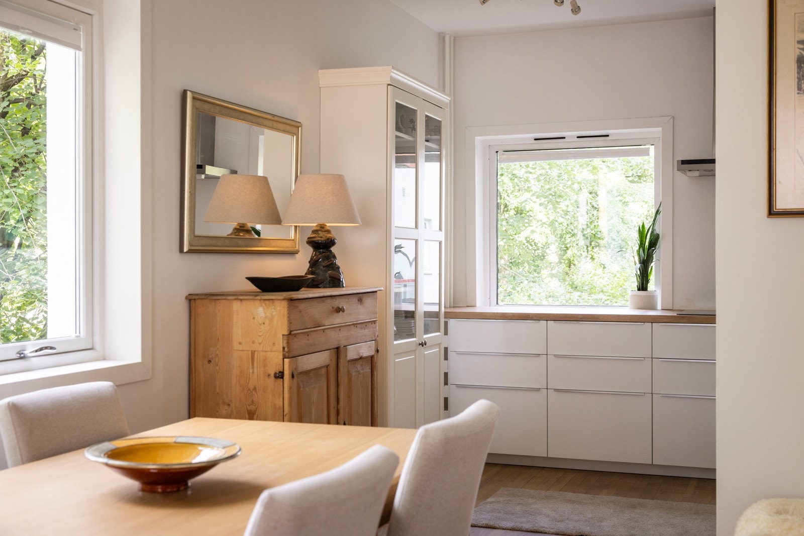 Det er åpen stue/kjøkkenløsning, samtidig som selve kjøkkeninnredningen er delvis avskjermet fra stuen, som er med på å danne et fint og naturlig skille mellom stue og kjøkkenet. Galleribilde
