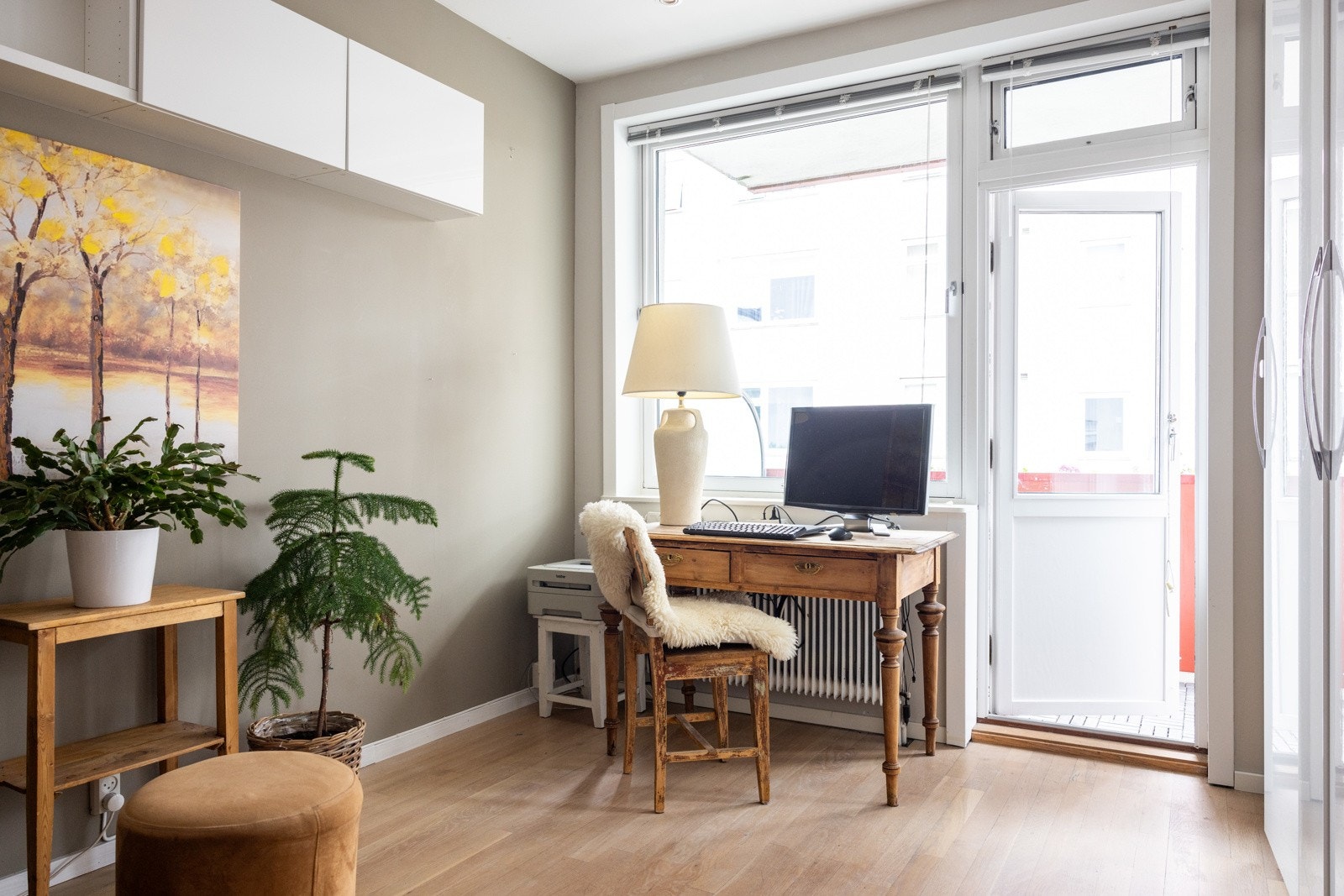 Leiligheten har to velfungerende soverom, praktisk fordelt på hver sin ende av boligen. Soverom II passer utmerket som gjesterom/barnerom eller kontor, hvor det er plass til både seng, skap og skrivepult. Galleribilde