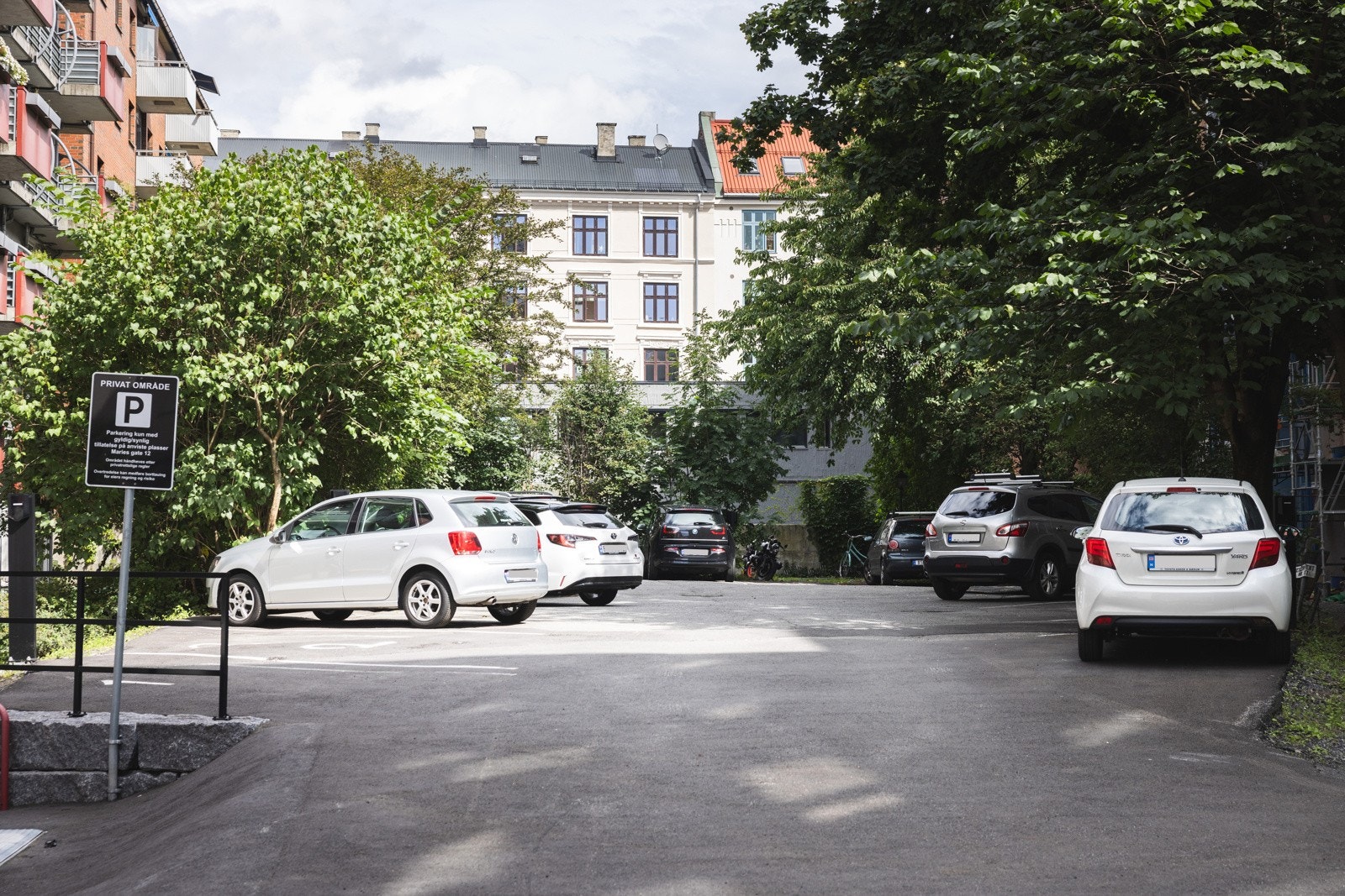 Sameiet disponerer 21 parkeringsplasser på tomten, og leies ut til beboere iht. venteliste. Galleribilde