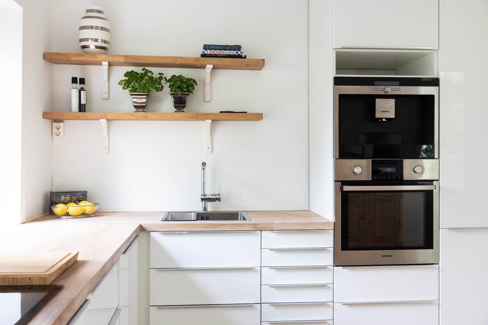 Kjøkkenet er utstyrt med integrert Samsung stekeovn, Siemens platetopp, Siemens kullfiltervifte, Siemens kaffemaskin, Miele oppvaskmaskin, samt frittstående kjøl/frys. Galleribilde
