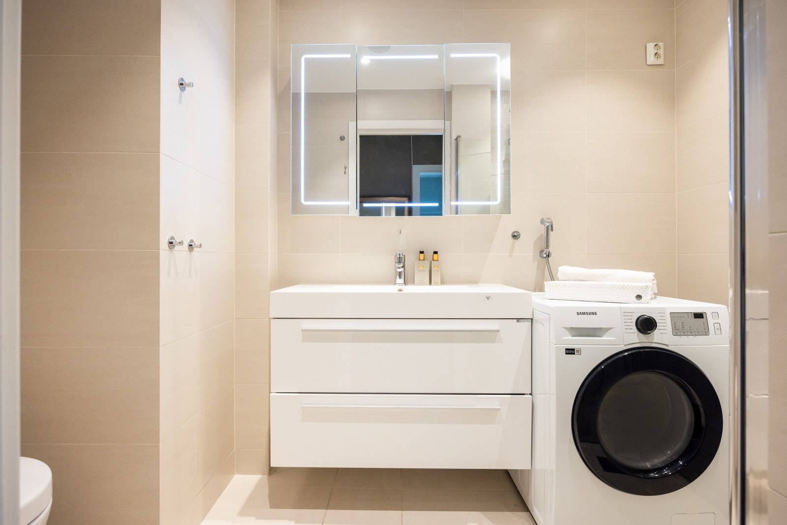 Leiligheten har et delikat flislagt bad med varmekabler i gulv og downlights belysning i tak. Badet ble pusset opp i 2015 og fremstår som velholdt. Galleribilde