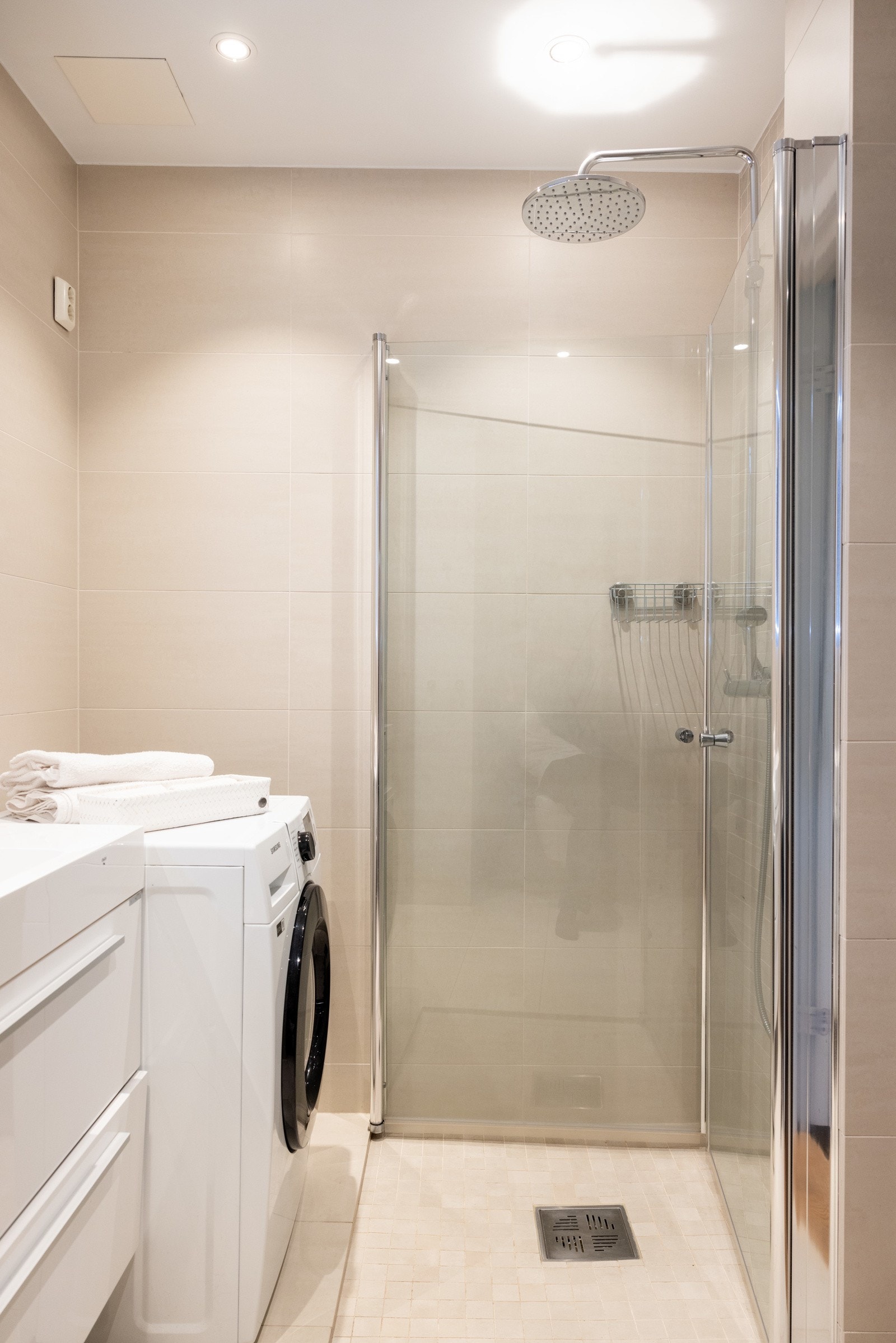 Det er opplegg for vaskemaskin på badet. Galleribilde