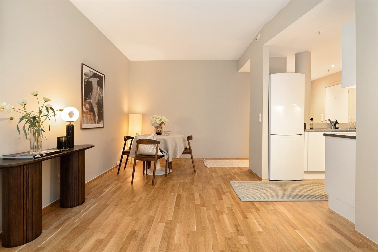 Det er god plass til spisebord ved kjøkkensonen. Galleribilde