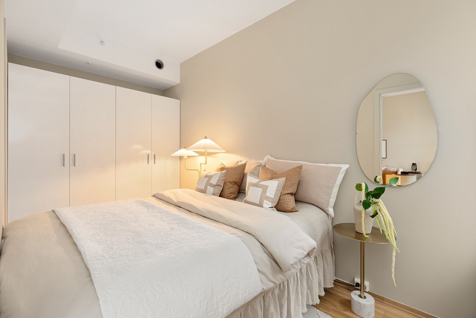 Romslig soverom med god plass til klær i et stort garderobeskap. Galleribilde