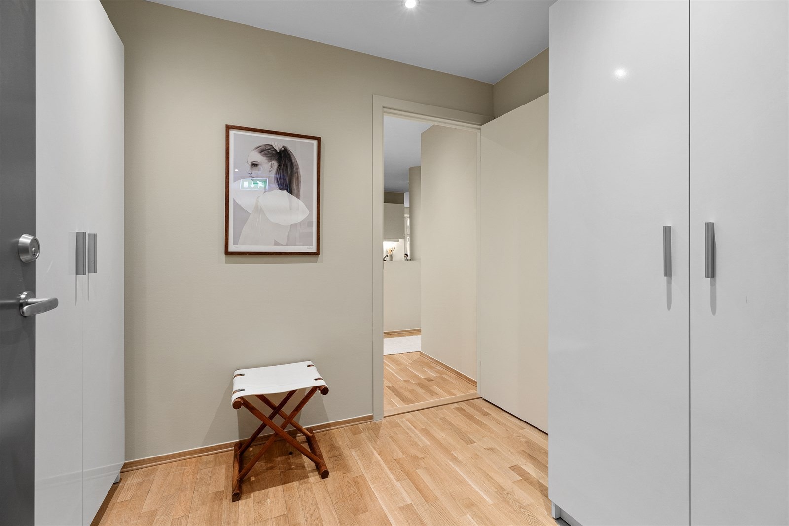 Romslig entré med to garderobeskap. Galleribilde