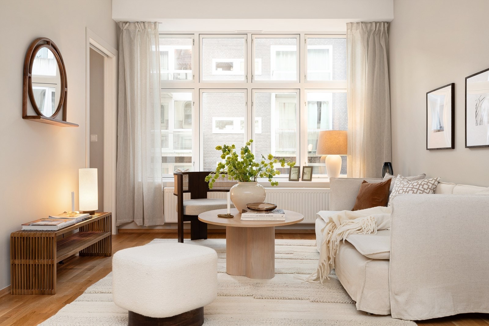 Det store fabrikkvinduet i enden av stuen gir rommet et unikt preg. Galleribilde