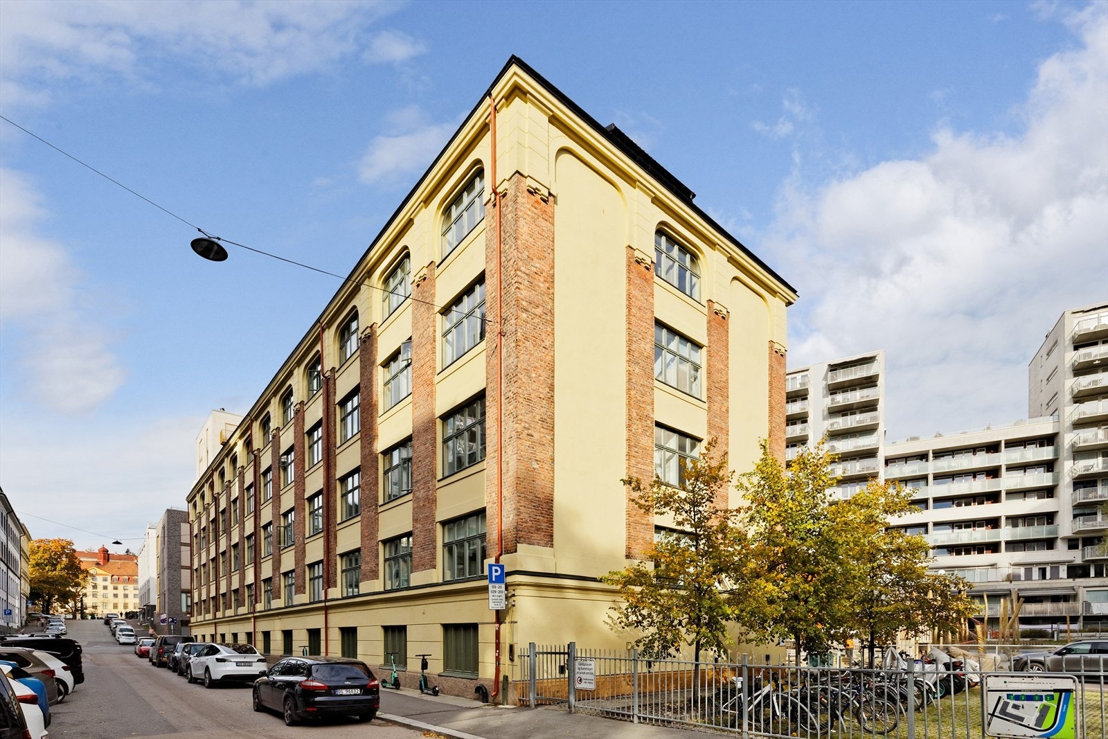 Fasade mot Waldemars Hage. Her bor du med Akerselva som nærmeste nabo. Galleribilde