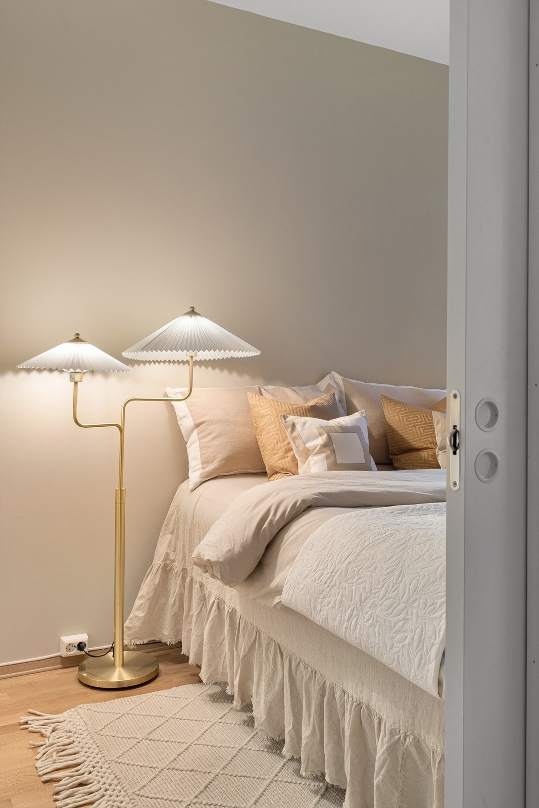 Fra stuen er det to skyvedører mot soverommet. Galleribilde