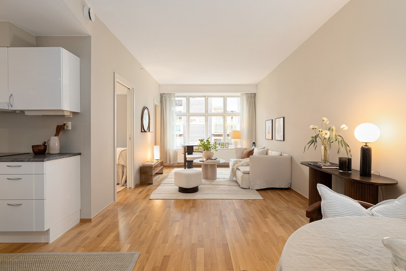 Leilighetens sosiale sone består av stue, spisestue og kjøkken, som sammen utgjør et romslig og åpent område. Galleribilde