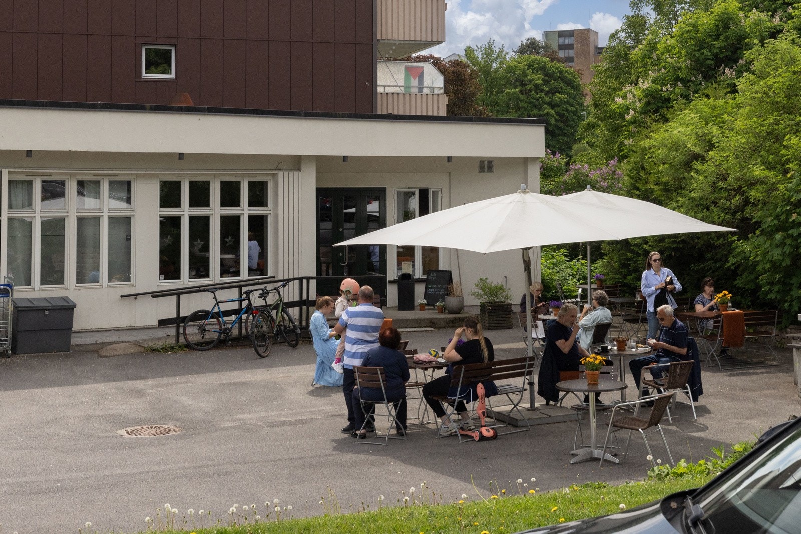 Koselig kafe i borettslaget som ligger like ved blokka Galleribilde