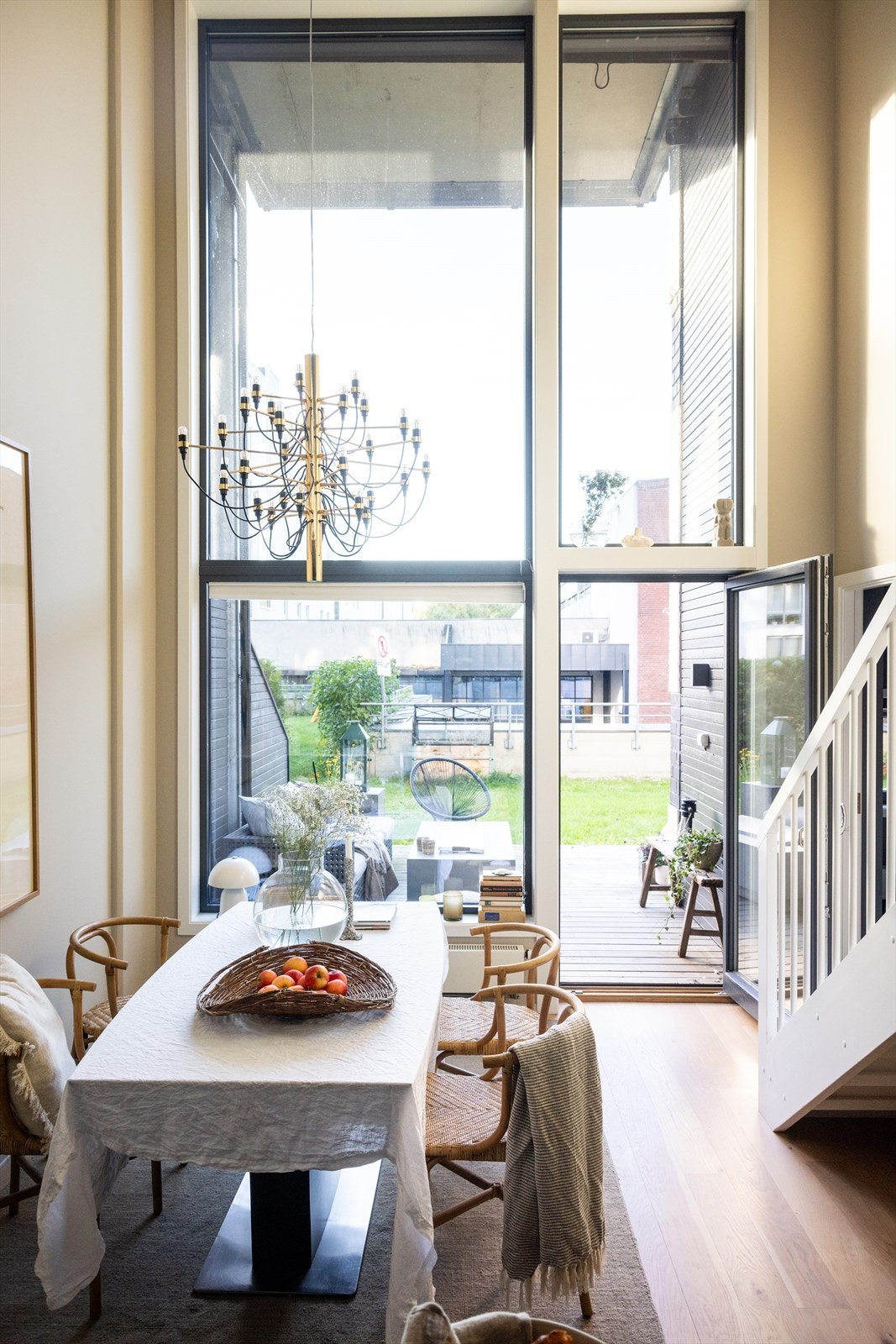 - Store vindusflater som strekker seg fra gulv til himling som gir rikelig med naturlig dagslys - Galleribilde