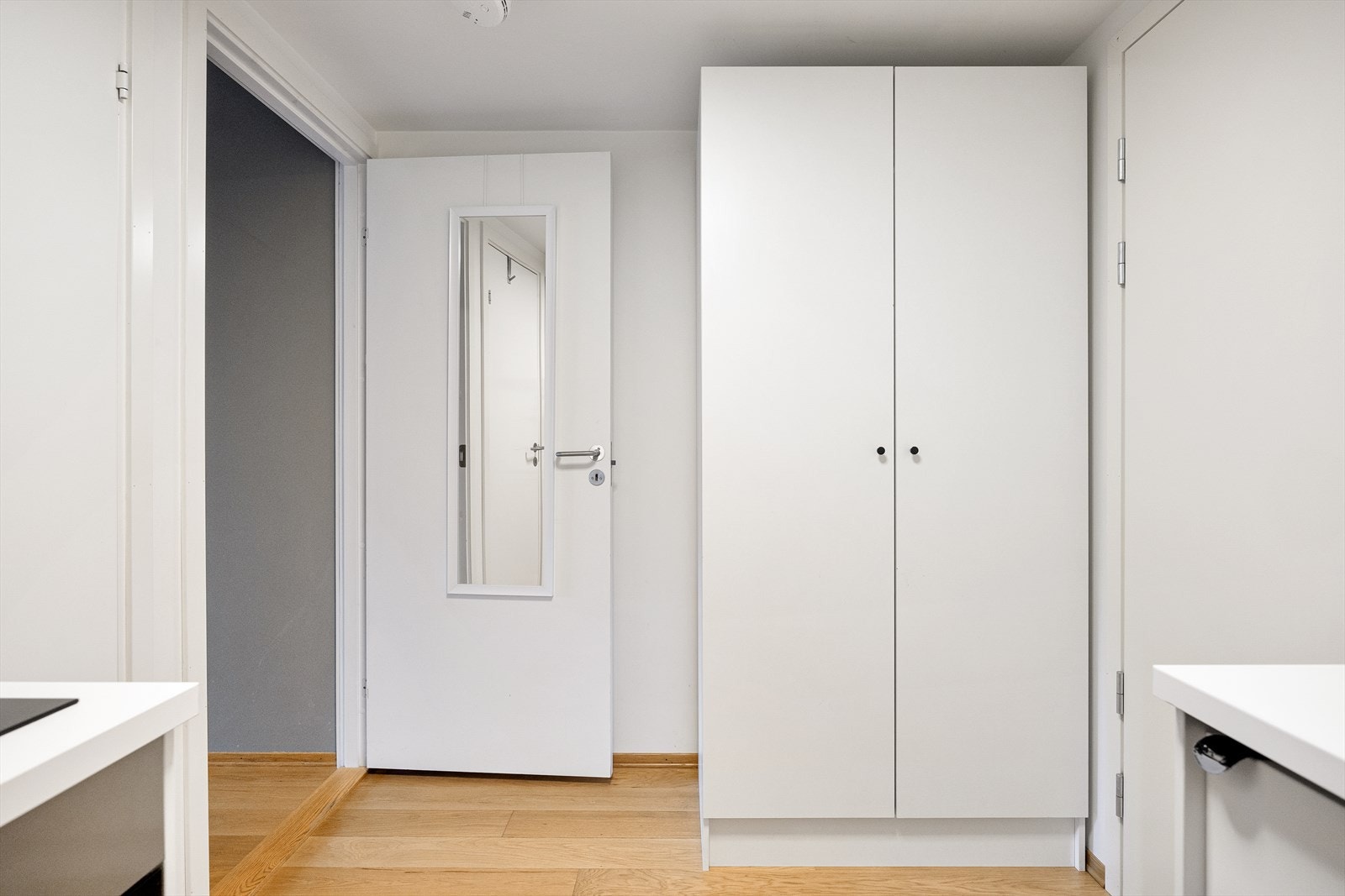 - God plass til sko og yttertøy i garderobeskap - Galleribilde