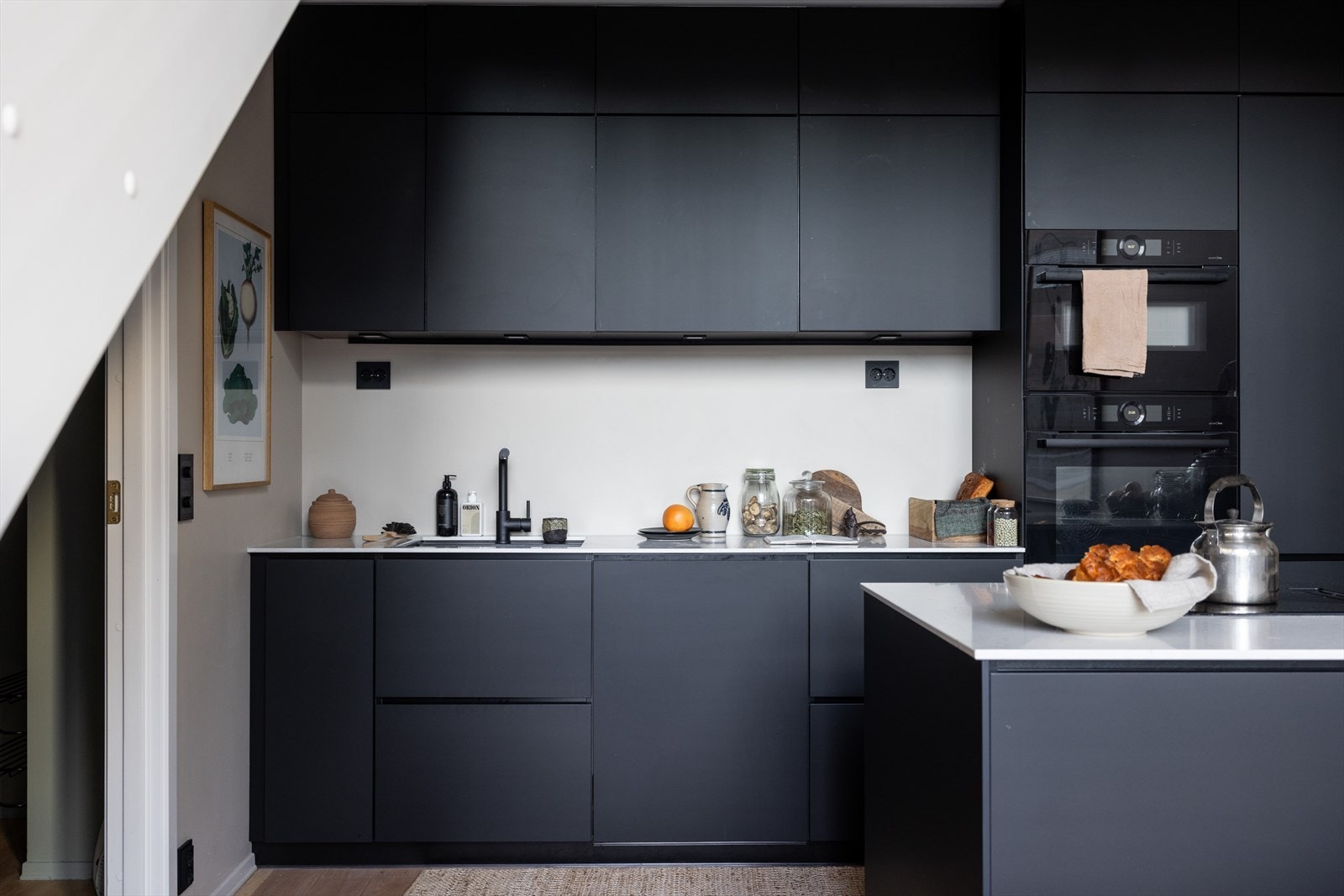 - Kjøkkeninnredning med glatte fronter. Benkeplate i stein med nedfelt vask- og skyllekum - Galleribilde