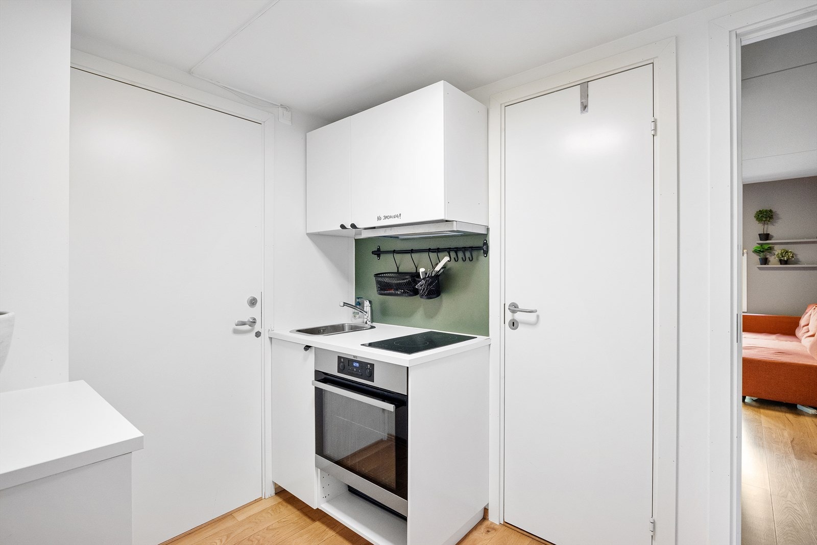 - Kjøkkenet er plassert i entréen. Kjøkkeninnredning med glatte fronter. Laminat benkeplate med nedfelt vask- og skyllekum. Integrert platetopp, og stekeovn. Kullfilterventilator over kokeplass - Galleribilde