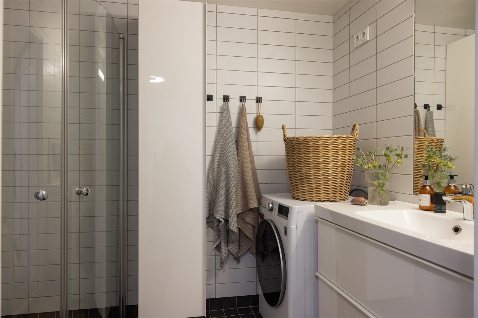 - Flislagt baderom fra 2012 med varme i gulvet og downlights i himling - Galleribilde