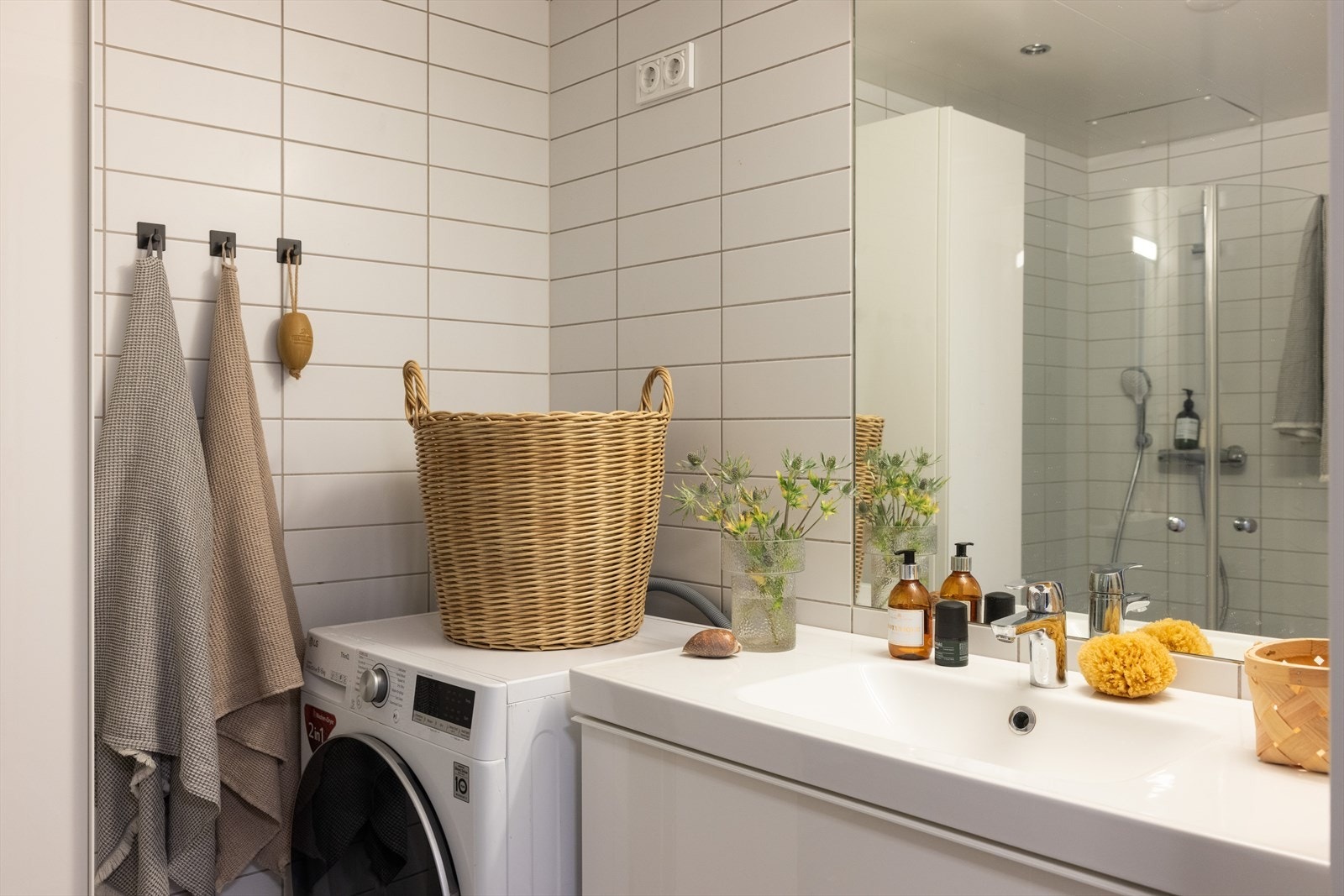 - Innredet med vegghengt klosett, servant nedfelt i innredning, speil m/lys og dusjhjørne med svingbare glassdører - Galleribilde