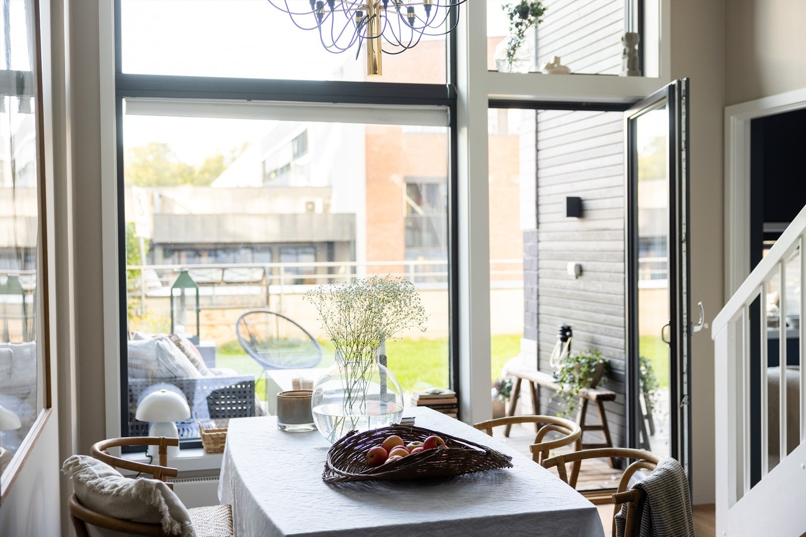 - Markterrassen oppleves som en forlengelse av stuen - Galleribilde
