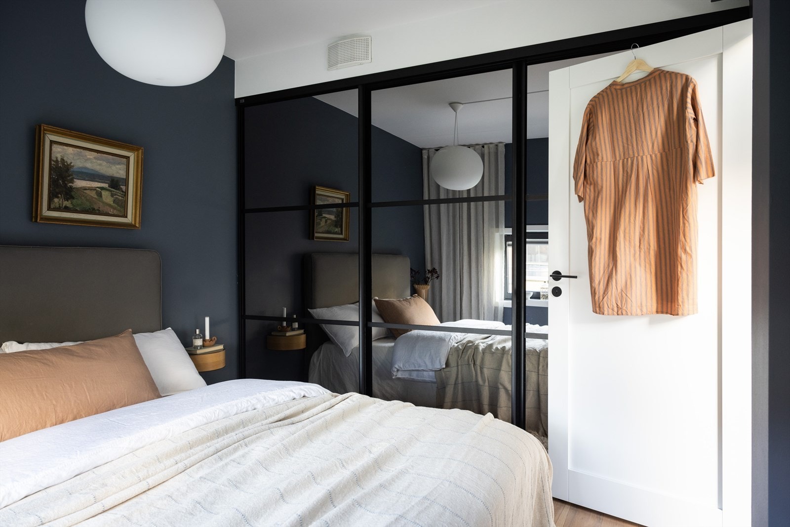 - Rikelig med oppbevaringsplass i skyvedørsgarderobe med speildører - Galleribilde