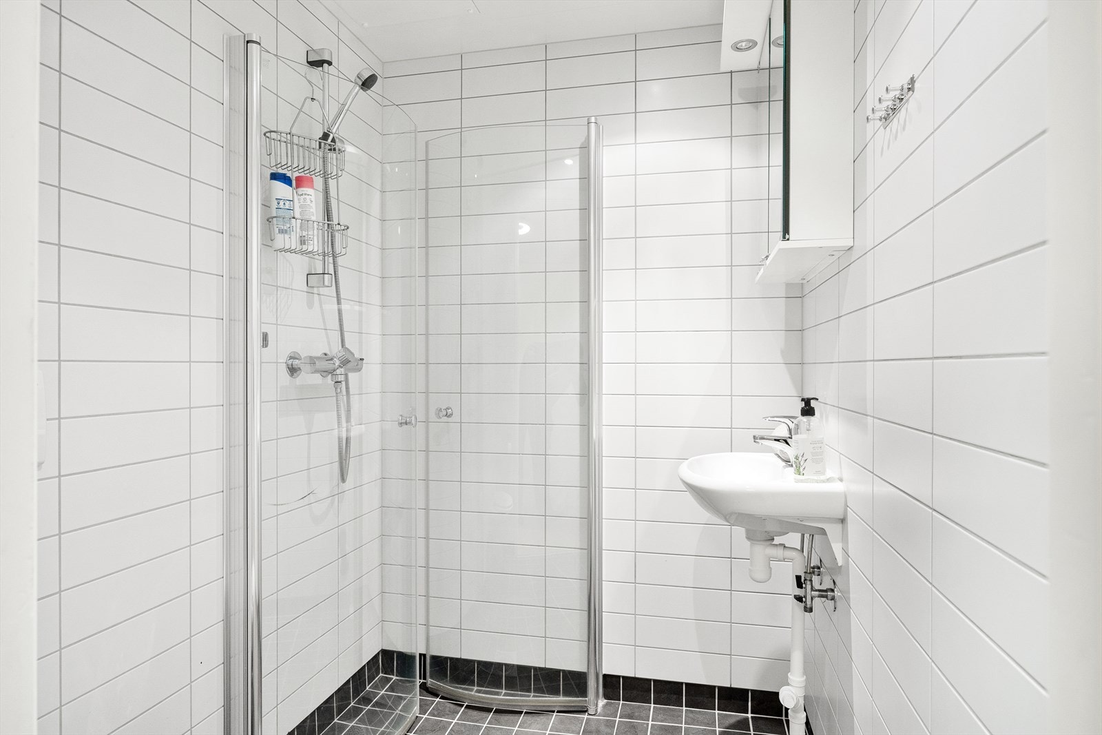 - Flislagt baderom fra 2012 med varme i gulvet og downlights i himling - Galleribilde