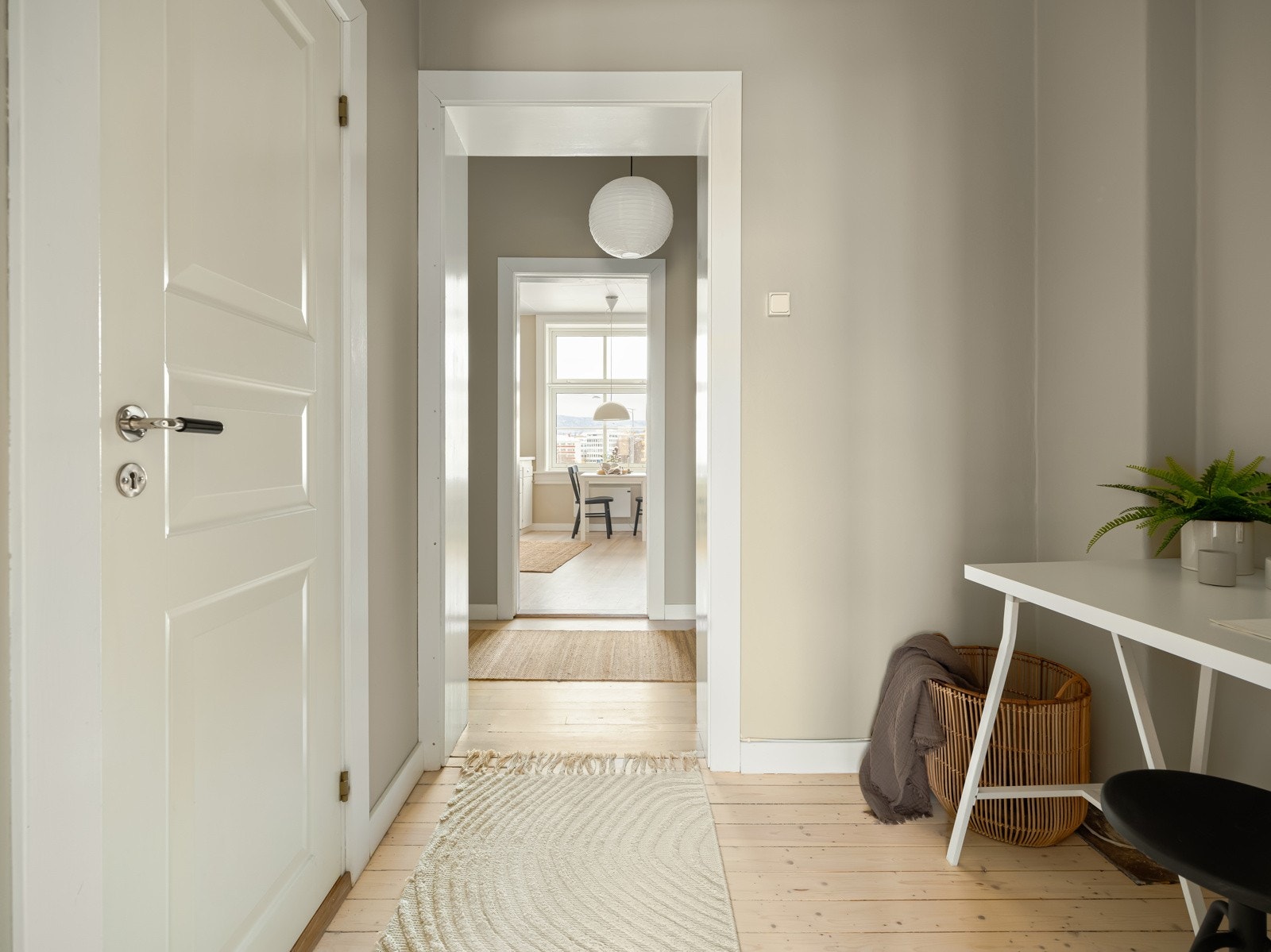 Mellom entréen og soverommet er en mellomgang perfekt for hjemmekontor eller andre oppbevaringsløsninger. Galleribilde