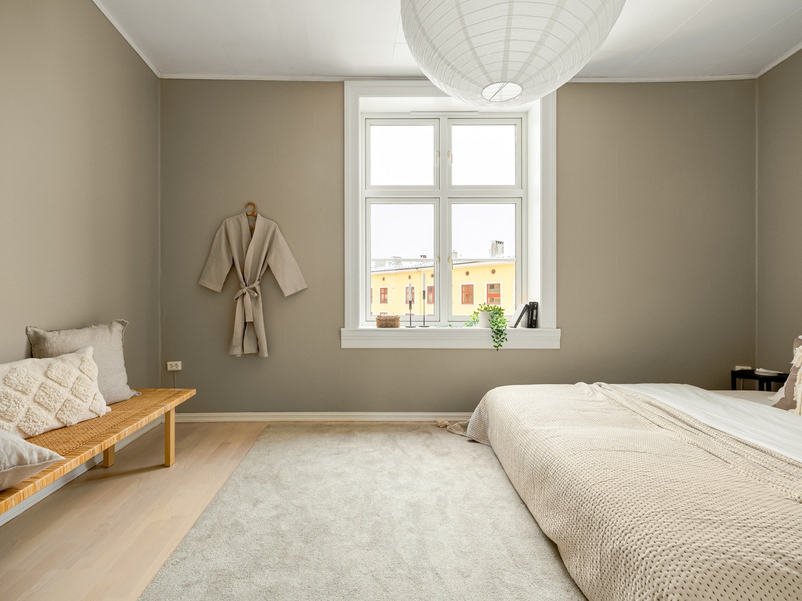 Rommet vender inn mot rolig, lukket gårdsrom. Galleribilde