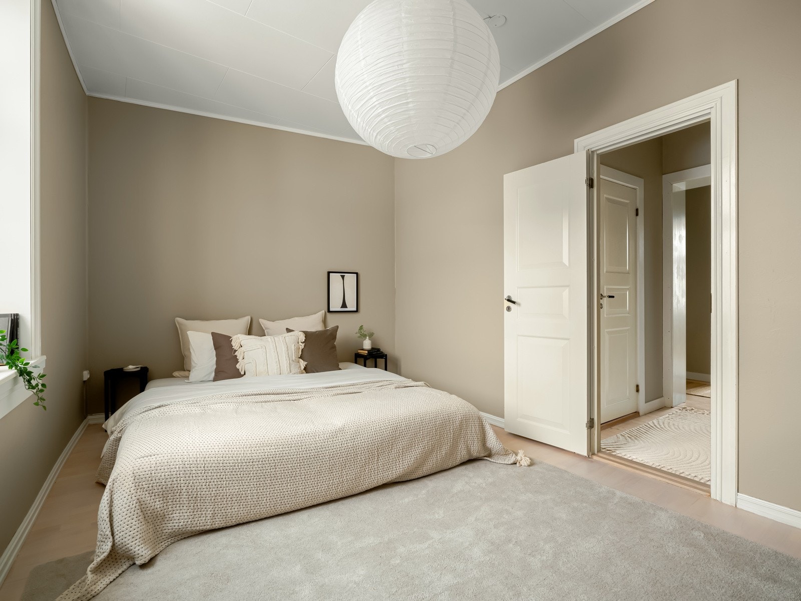 Nysparklede og nymalte overflater samt nyslipte tregulv. Galleribilde