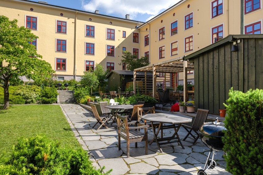 Gårdsrommet består av gangveier, beplantning, lekeplass og sittegrupper. Galleribilde