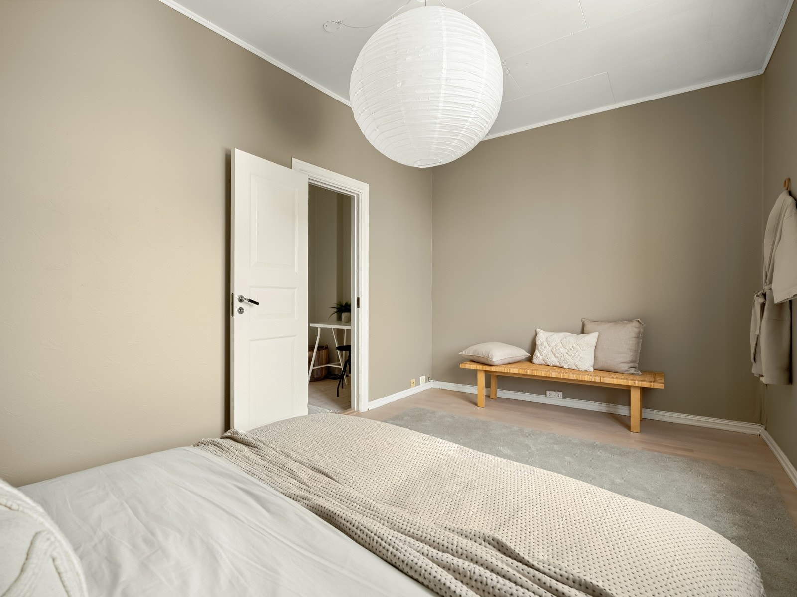 Det er god plass til å sette inn garderobeskap ved behov. Galleribilde