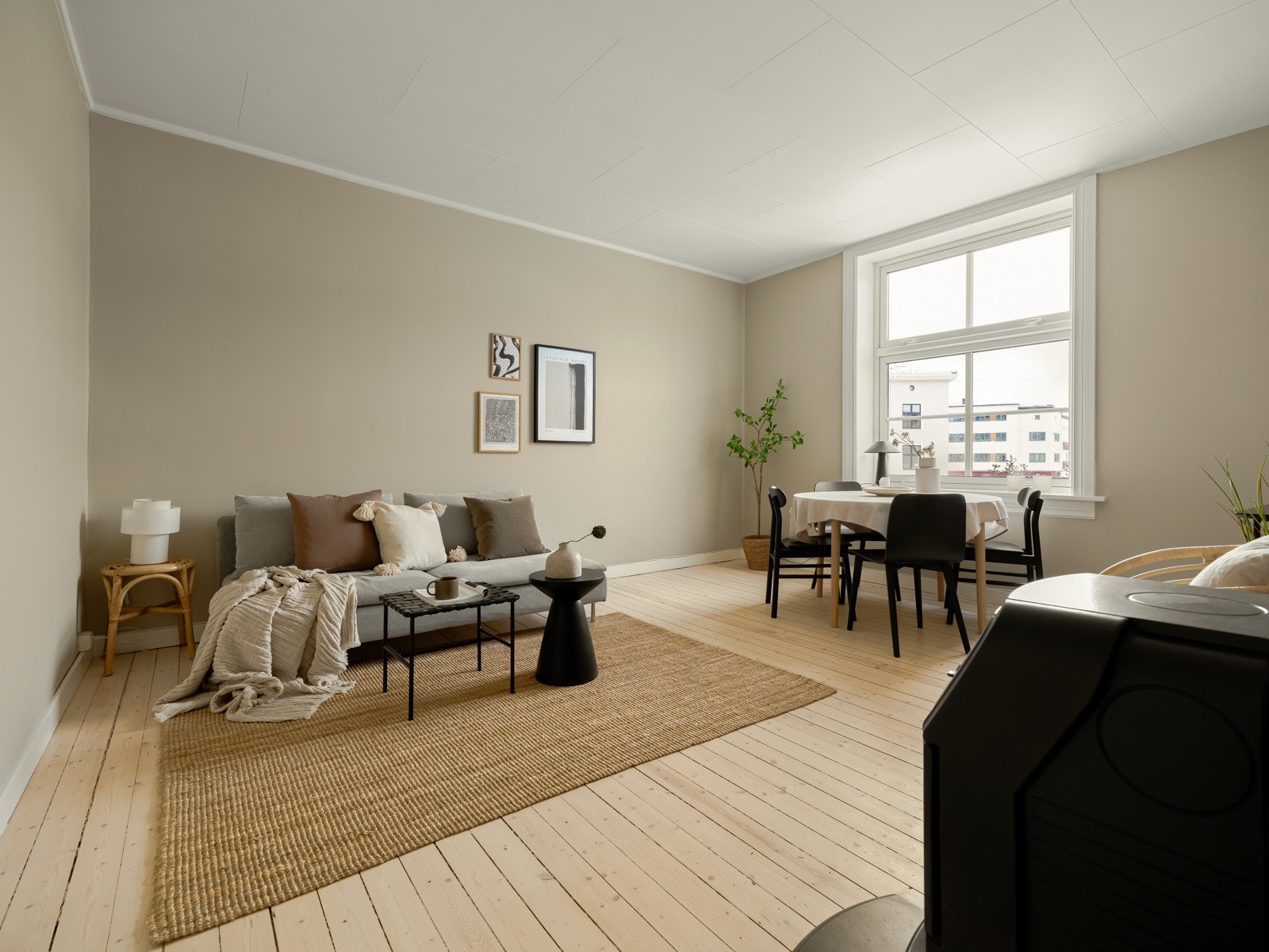 Stuen er av god størrelse med en god takhøyde på 2.71m. Galleribilde