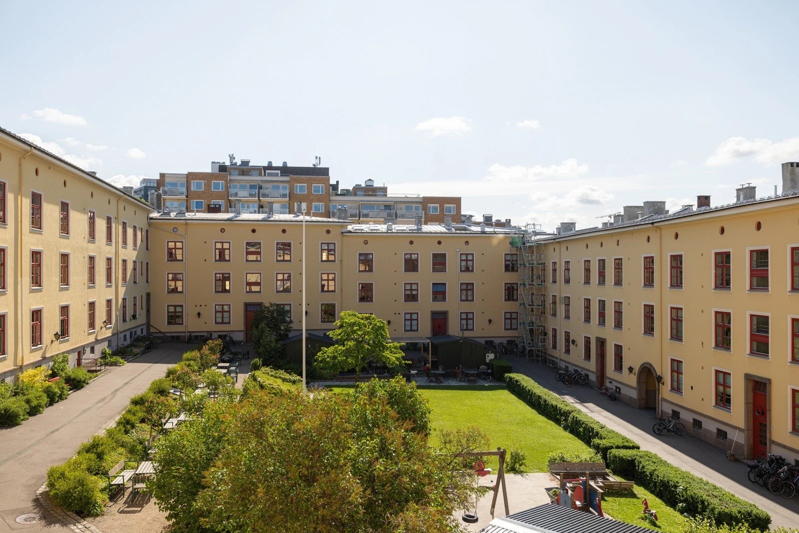 Praktfullt bilfritt gårdsrom. Galleribilde