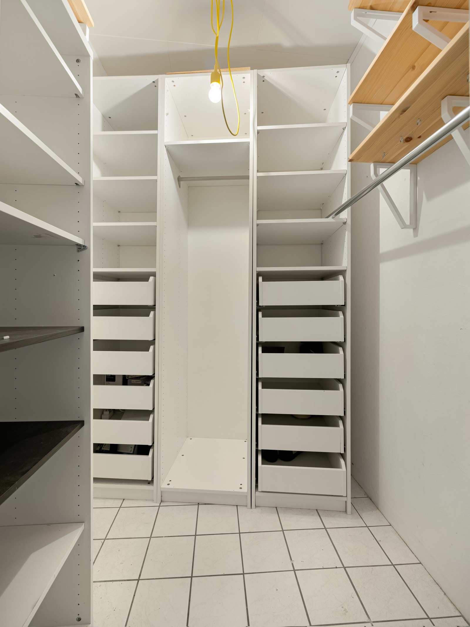 Inn fra mellomgangen ligger det også en praktisk innvending walk-in-closet/bod. Galleribilde