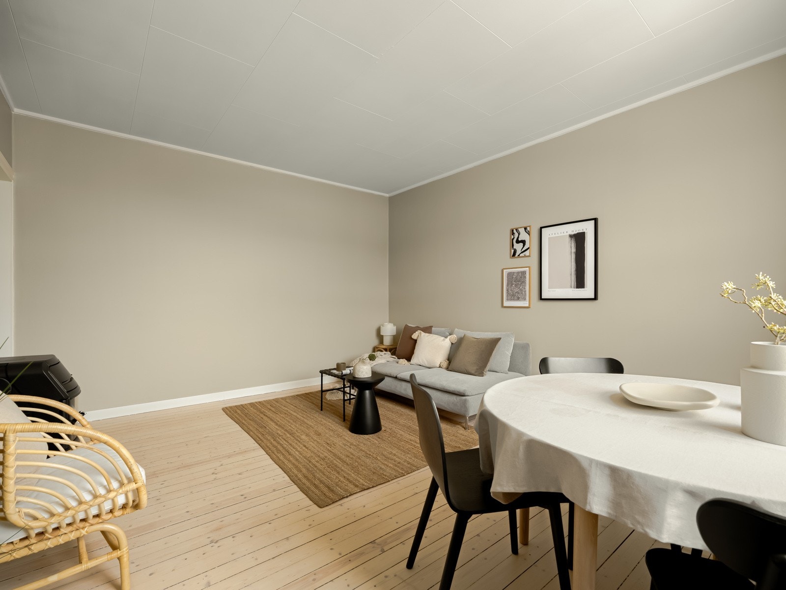 Det er god plass til både sofagruppe med tilhørende møblement og spisebordsgruppe. Galleribilde