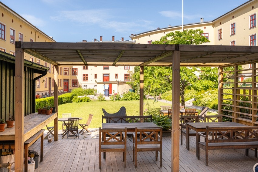 Bygården ble opprettet i 1930 i en nordisk, klassisk stil fra mellomkrigstiden. Galleribilde