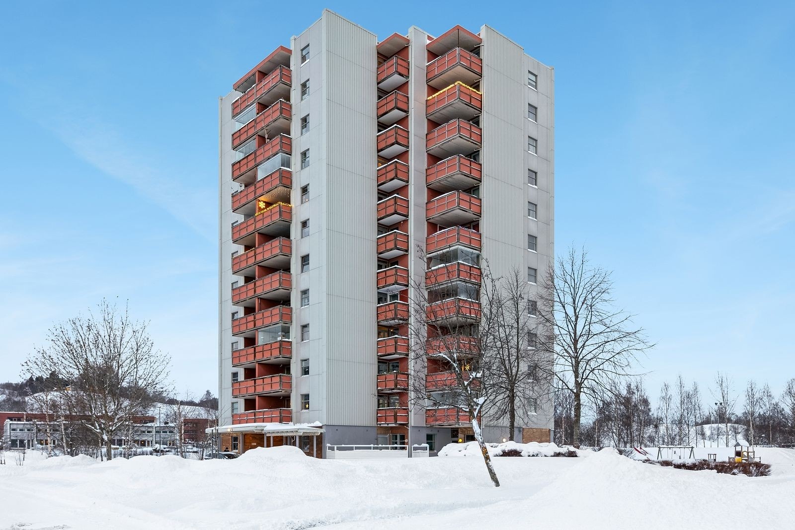 Fasade - stor oppstillingsplass for bil rett utenfor bygget Galleribilde