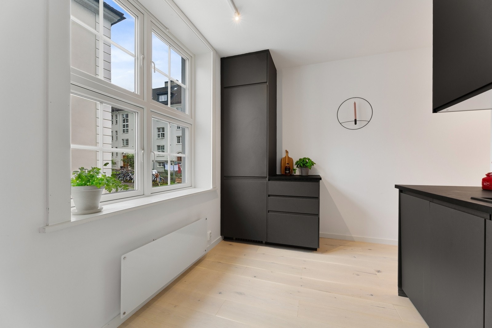 Kjøkkenet har innredning med slette fronter og benkeplate i laminat. Det er avtrekk med kullfilter. Galleribilde