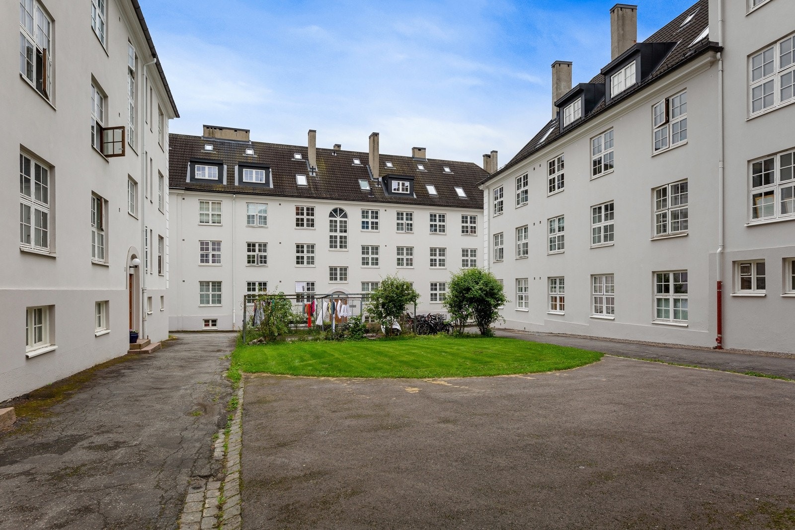 Boligens soverom vender inn mot gårdsrom. Galleribilde