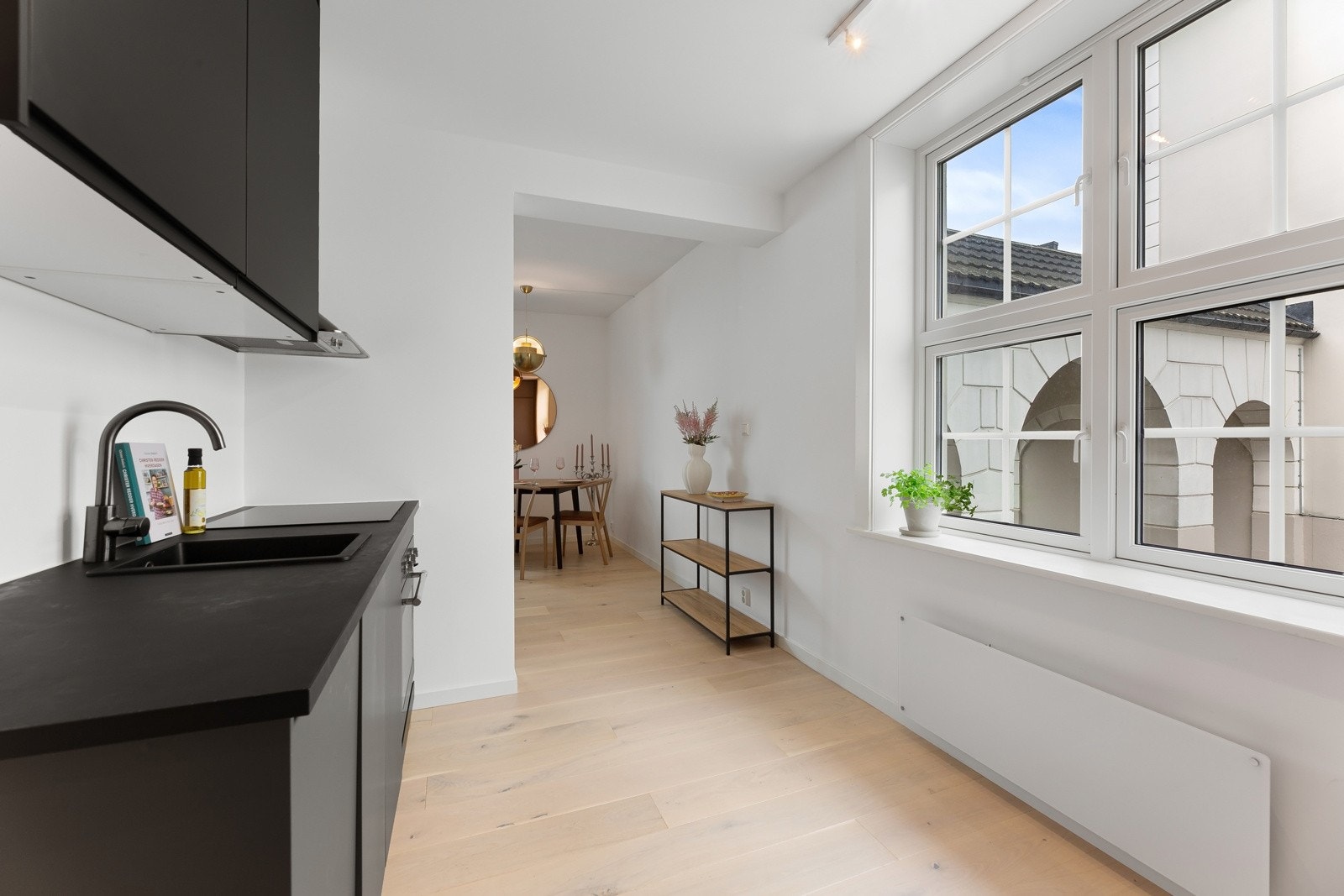 Du har også plass til et lite frokostbord på kjøkken. Galleribilde