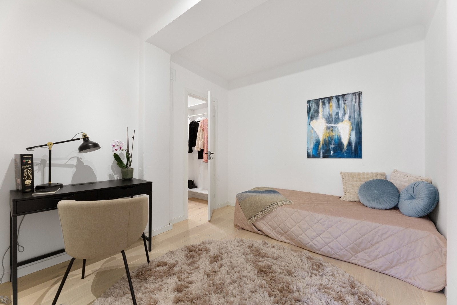 Via dette rommet har du også tilgang til en innvendig bod som dagens eier bruker som walk-in garderobe. Galleribilde