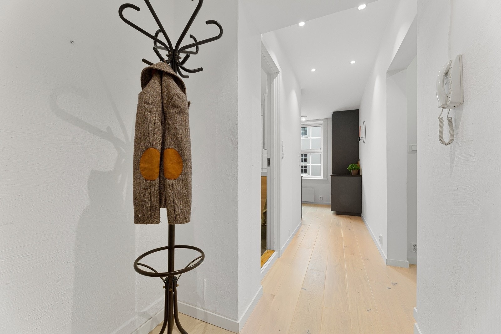 Vel inne i boligen møter du en flislagt entré malte, slette overflater og parkett på gulv. Her har du god plass til å henge fra deg yttertøyet. Galleribilde