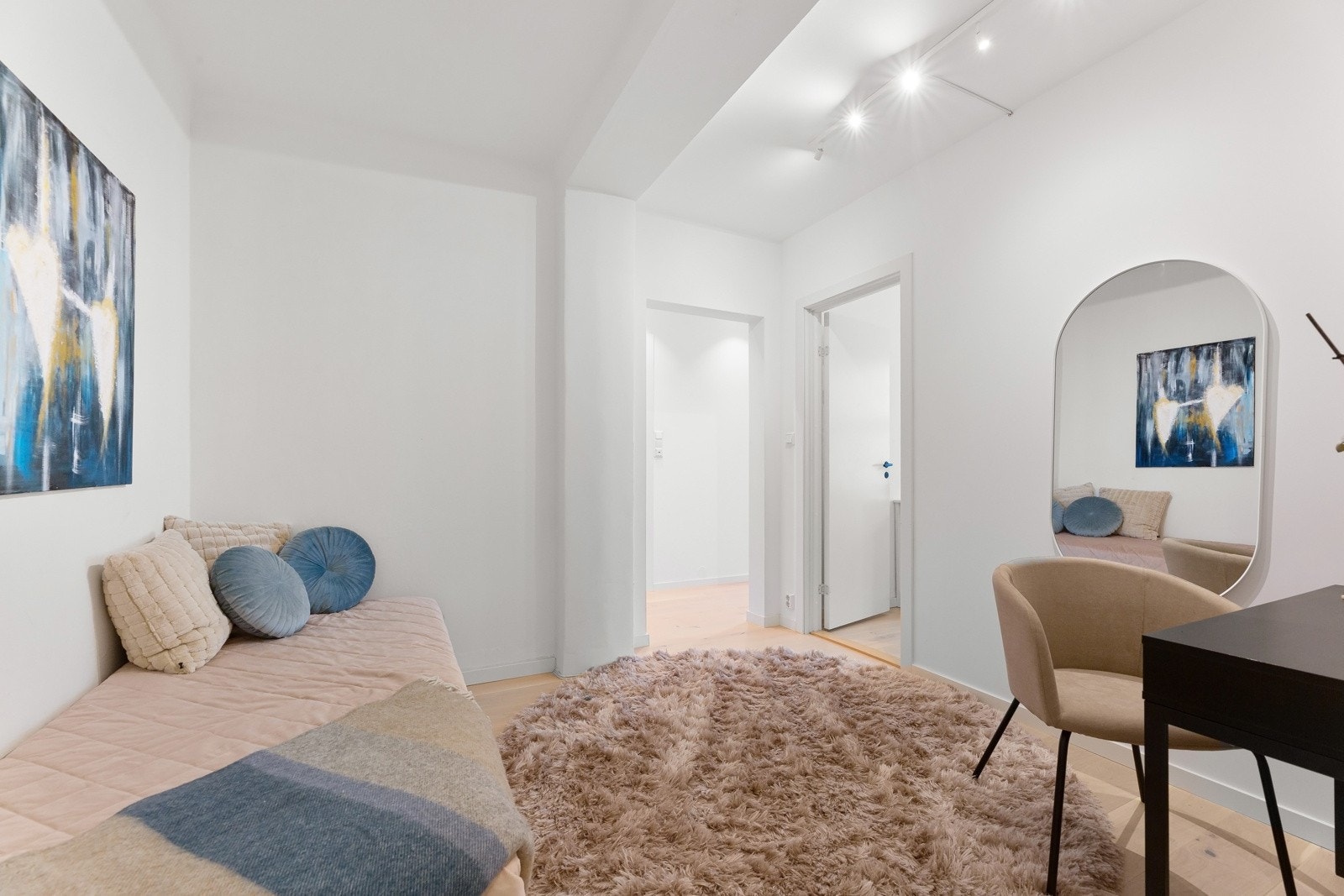 Vegg i vegg med soverommet har boligen et disponibelt rom som gjør seg utmerket som hjemmekontor, walk-in garderobe eller alkoveløsning for overnattingsgjester. Galleribilde