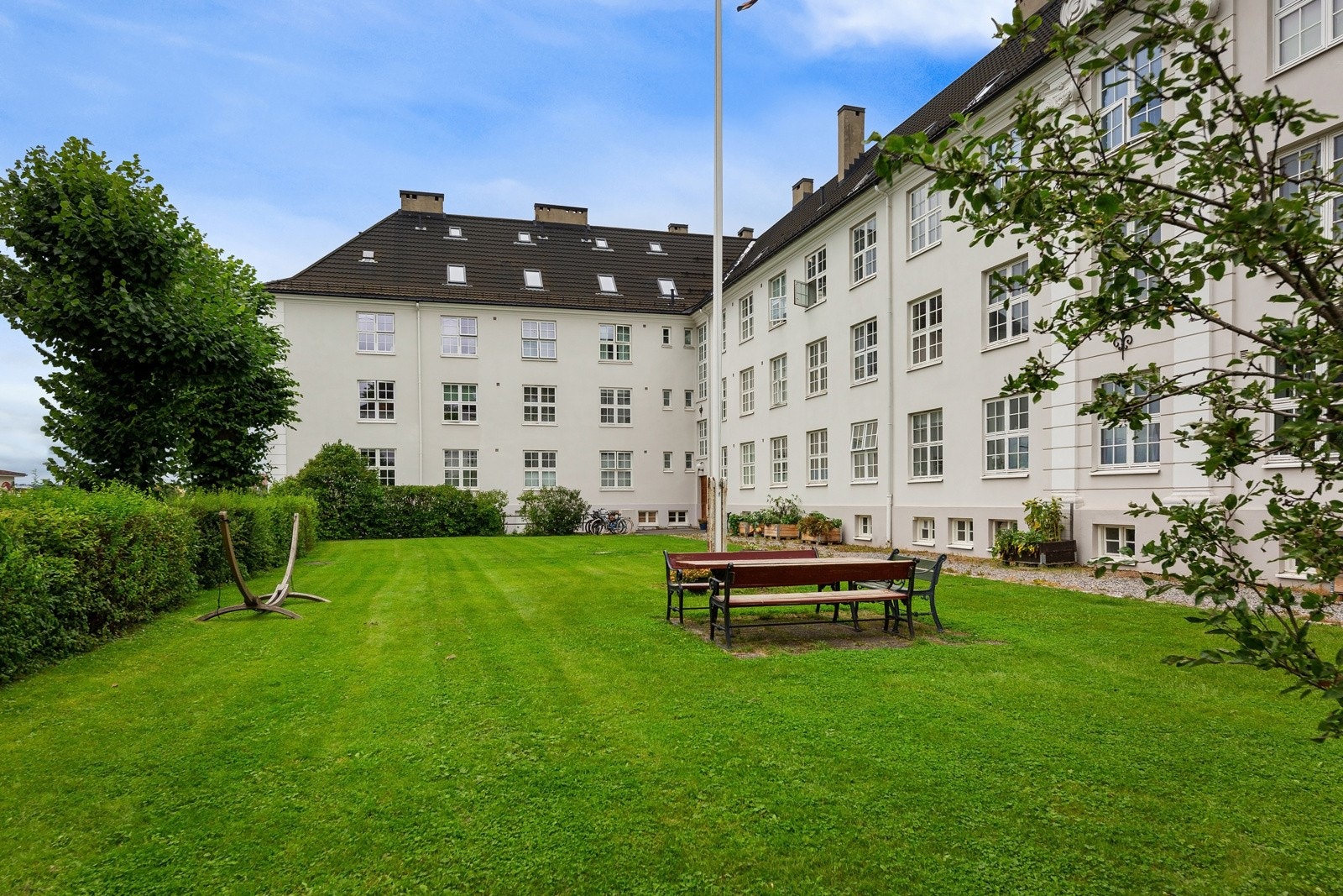 Flott felleshage forann bygget. Galleribilde