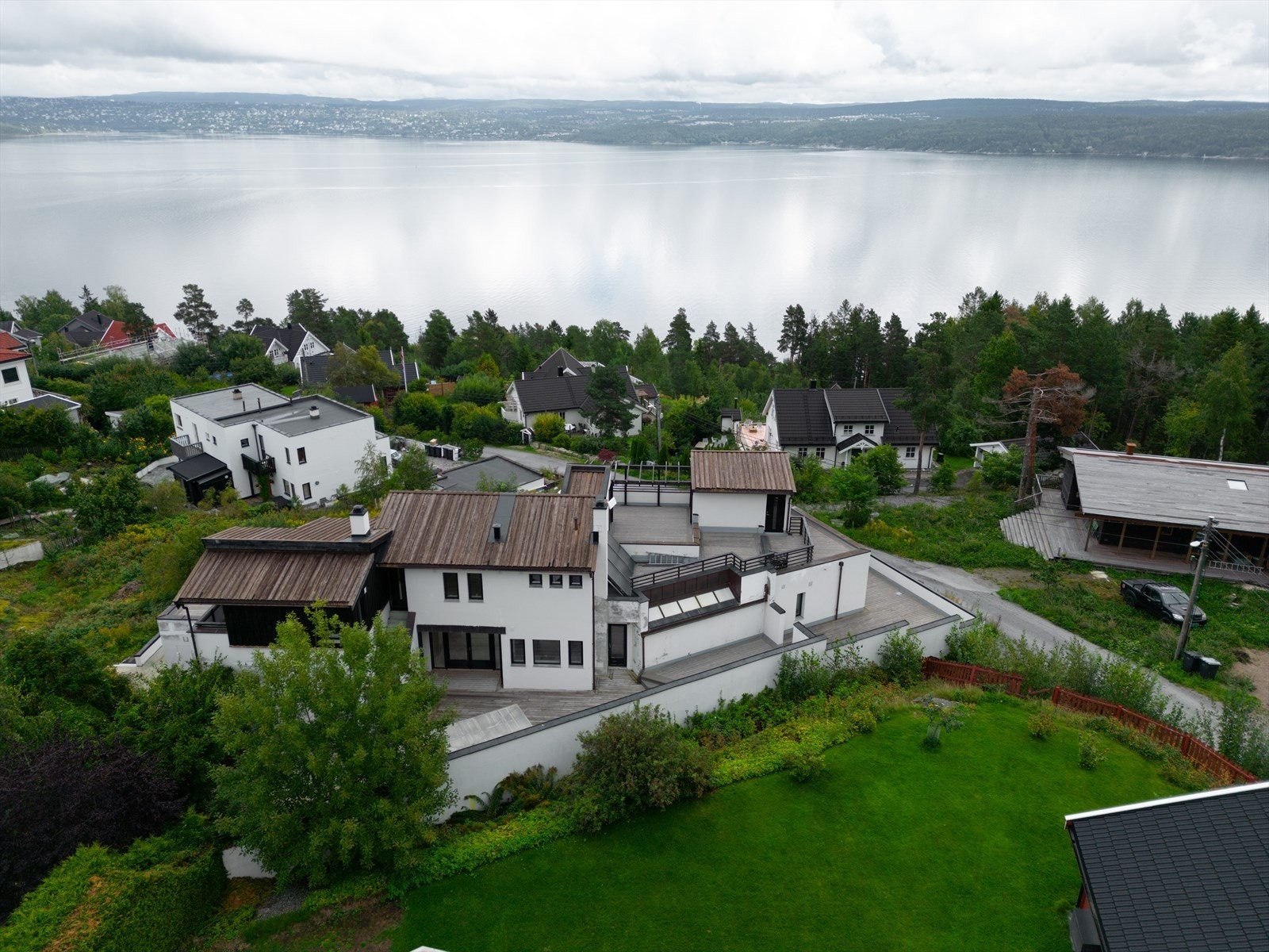 Barnevennlig og rolig nabolag. Eiendommen har en god beliggenhet nære vannet og det er 10 små minutter med bil til Nesoddbåten, og offentlig kommunikasjon. Galleribilde