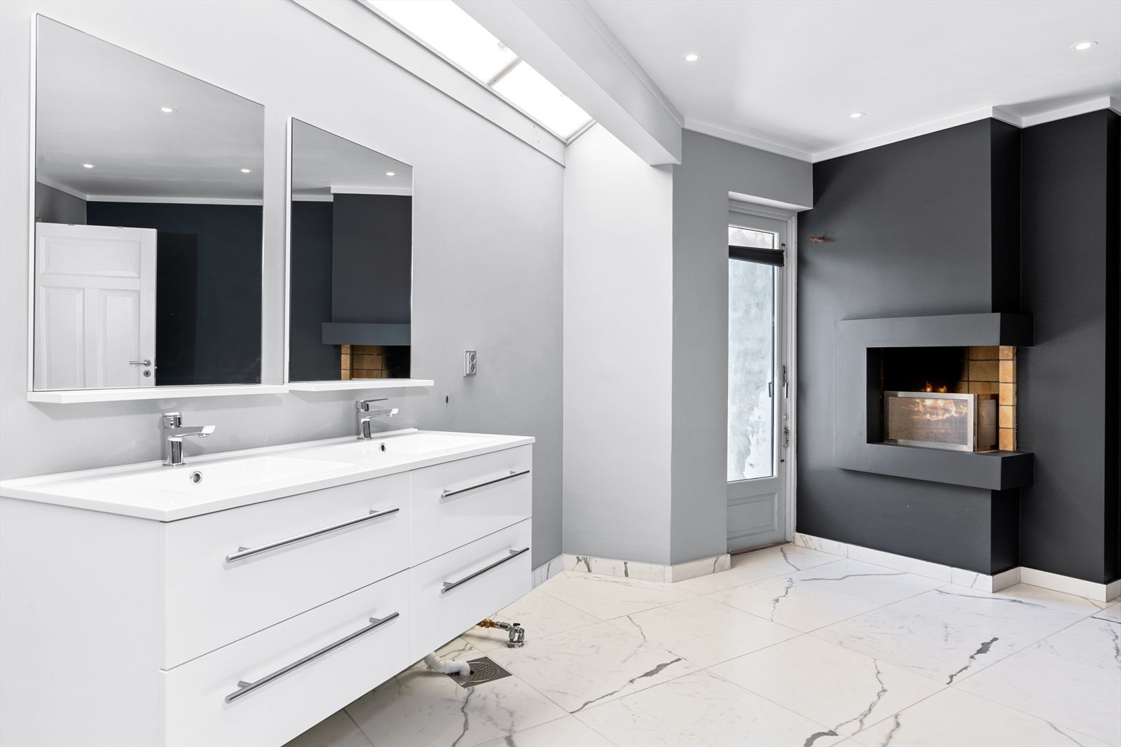 Romslig baderom i hovedetasjen med lun peisinnsats. Galleribilde