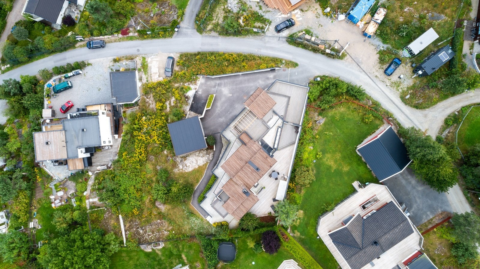 Boligen har integrert garasje i underetasje samt frittstående garasje på tomten. Galleribilde
