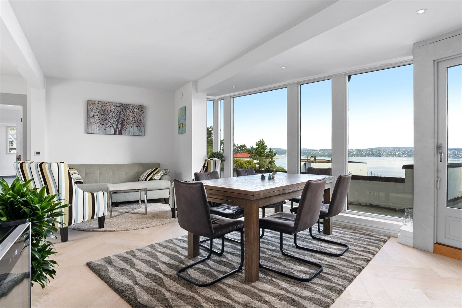 Spisestue med samme, flotte utsikt. Galleribilde